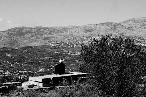 פוסטר של היכל החוכמה הדרוזי ברמת הגולן, מקרוב