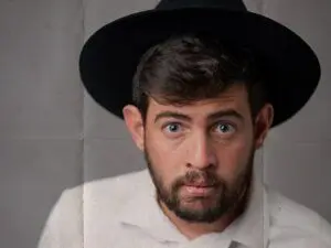פוסטר של שבבים | מחזמר ראפ חסידי וחסידישער ראפ־מוזיקאל - פסטיבל הקומדיה הישראלי