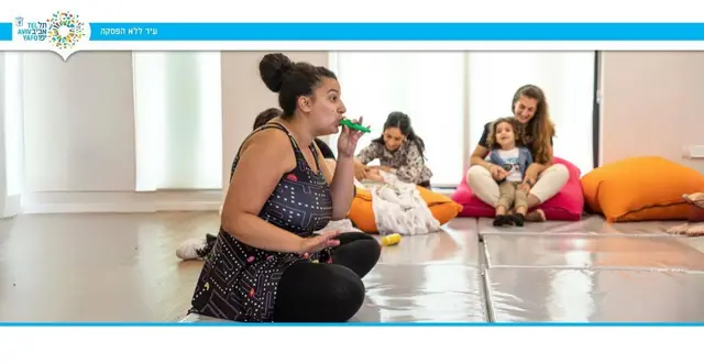 פוסטר של כרמל מטיילת בזמן - נובמבר בנמל